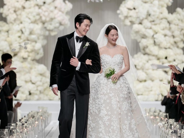 Momen Kim Woo Bin dan Shin Min Ah bersanding di pelaminan.