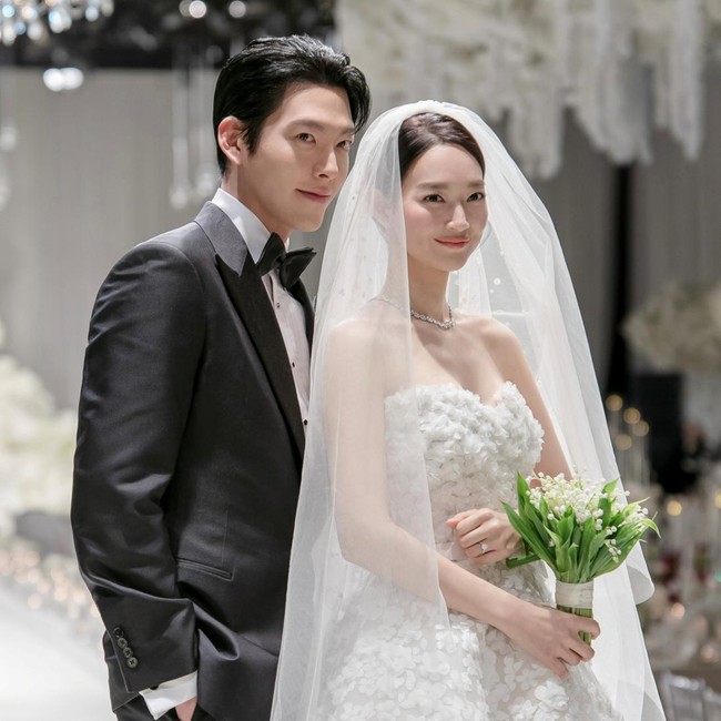 7 Pasangan Artis Korea yang Cinlok Hingga Menikah, Terbaru Kim Woo Bin