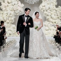 Kim Woo Bin dan Shin Min Ah mantap untuk menikah setelah 10 tahun berpacaran. Pesta pernikahan mereka yang dilangsungkan Sabtu (20/12/2025) dihadiri wajah-wajah familiar di industri hiburan Korea. Di antaranya V BTS, D.O. EXO, Nam Joo Hyuk, hingga Gong Hyo Jin. Foto: dok. AM Entertainment
