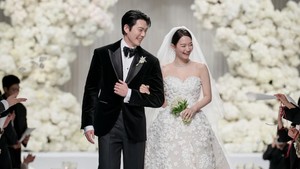 Acara pernikahan Kim Woo Bin dan Shin Min Ah digelar di Dynasty Hall, The Shilla Seoul. Di momen ini, Kim Woo Bin mengenakan tuksedo dengan dasi kupu-kupu, Shin Min Ah tampil dengan gaun pernikahan bergaya ball-gown. (Foto: dok. AM Entertainment)