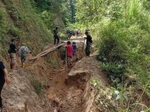 Jalan Rusak di Lenggo Polman Diabaikan Pemda, Warga Minta Bantuan TNI
