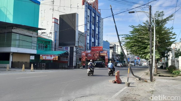 Warga Keluhkan Tiang Listrik Hampir Tumbang di Jalan HM Yamin Medan