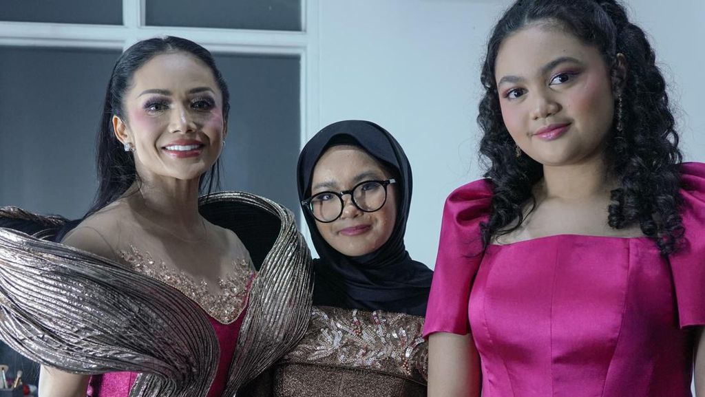 Cara Kris Dayanti Dukung Gaun Karya Desainer Gen Z