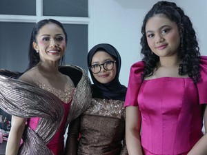 Cara Kris Dayanti Dukung Gaun Karya Desainer Gen Z