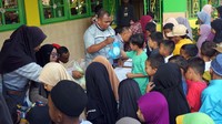 Guru membagikan paket MBG kepada siswa di SD Al Jihad, Kota Sorong, Senin (22/12/2025), sebagai upaya memastikan kebutuhan gizi anak tetap terpenuhi selama libur akhir tahun. Pembagian MBG di Papua Barat Daya direncanakan terus berlangsung hingga masa liburan berakhir. ANTARA FOTO/Olha Mulalinda