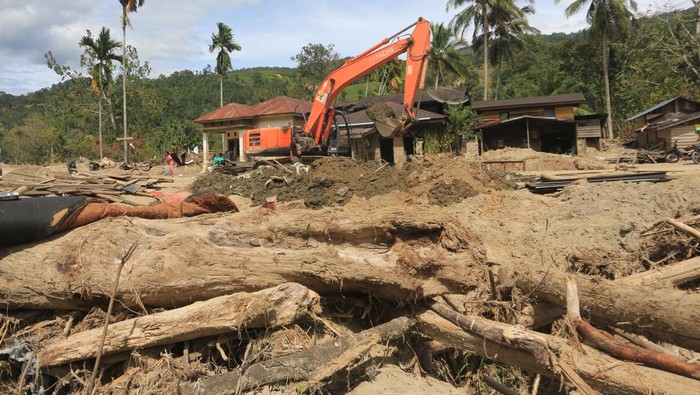 Petugas mengoperasikan alat berat untuk membersihkan material lumpur pascabencana di halaman rumah warga di Desa Rumah Bundar, Ketambe, Aceh Tenggara, Aceh, Minggu (21/12/2025). Kementerian Pekerjaan Umum (PU) melalui Balai Wilayah Sungai (BWS) Sumatera I mengerahkan 21 unit alat berat untuk memulihkan kondisi sungai, tanggul, dan layanan dasar masyarakat pascabencana hidrometeorologi yang melanda sejumlah kabupaten/kota di Aceh.ANTARA FOTO/Syifa Yulinnas
