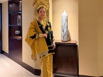 Manda Cello Pakai Baju Adat Saat CFD, Harapkan Sumatera Pulih