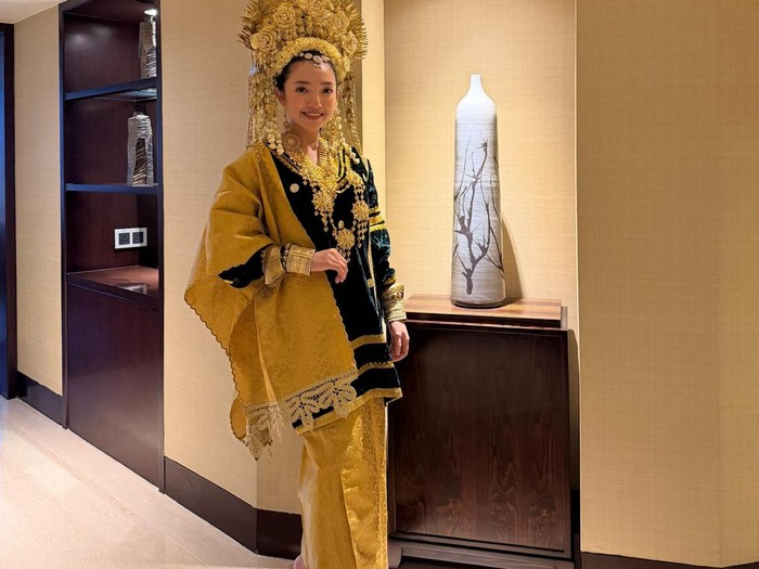 Manda Cello Pakai Baju Adat Saat CFD, Harapkan Sumatera Pulih