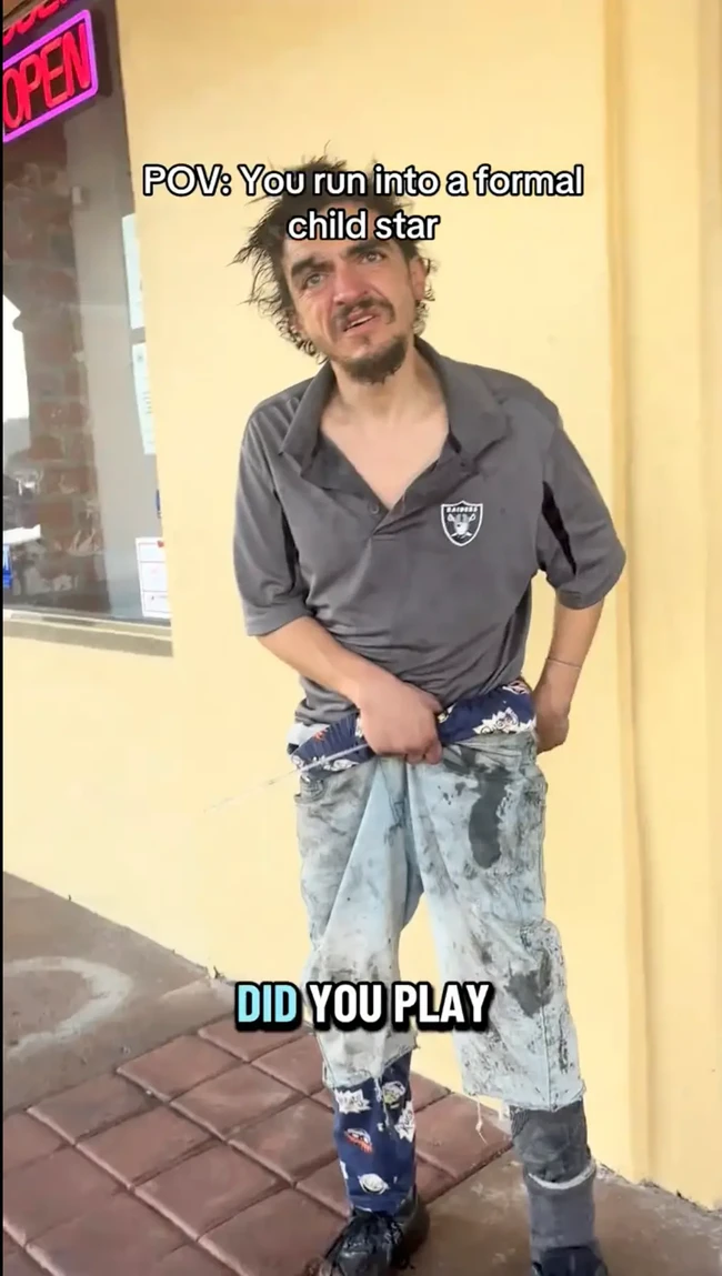 Dalam sebuah video yang viral baru-baru ini, Tylor terlihat menjadi gelandangan. Video yang diunggah oleh akun TikTok @ricecrackerspov menginformasikan, mantan aktor itu hidup di jalanan Riverside, California, Amerika Serikat. Foto: Dok. TikTok, Nickelodeon