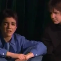 “Tylor membutuhkan perawatan medis, bukan uang. Tapi dia menolaknya,” ujar sang ibu. “Saya menghargai usaha kalian, tapi uang tidak akan membantunya. Saya sudah beberapa kali memberinya ponsel, tapi selalu hilang dalam satu atau dua hari. Dia tidak bisa mengelola uang untuk obat-obatannya sendiri,” tulis ibu Chase lain. Foto: Dok. TikTok, Nickelodeon