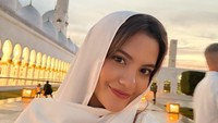 Selebritas Marsha Aruan terlihat mengunjungi Masjid Agung Sheikh Zayed di Uni Emirat Arab (UEA). Foto: dok instagram Marsha Aruan