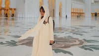 Potret Marsha Aruan di Masjid Agung Sheikh Zayed, Langsung Dipanggil Ukhti