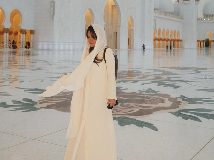 Potret Marsha Aruan di Masjid Agung Sheikh Zayed, Langsung Dipanggil Ukhti
