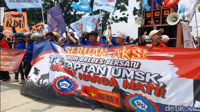 Buruh Geruduk Pemkab Brebes Desak Penetapan Upah Minimum Sektoral