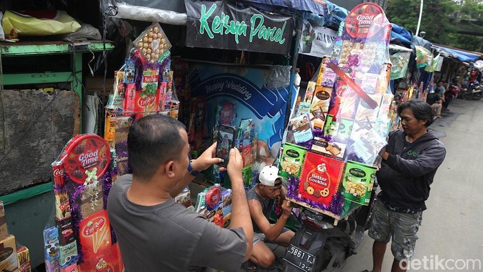 Menjelang perayaan Natal dan Tahun Baru 2025, penjualan parsel dan hampers di kawasan Cikini, Jakarta Pusat, mengalami peningkatan signifikan. Pusat perdagangan parsel di kawasan tersebut mulai dipadati pembeli yang mencari bingkisan untuk keluarga, kerabat, maupun relasi bisnis, Senin (22/12/2025).