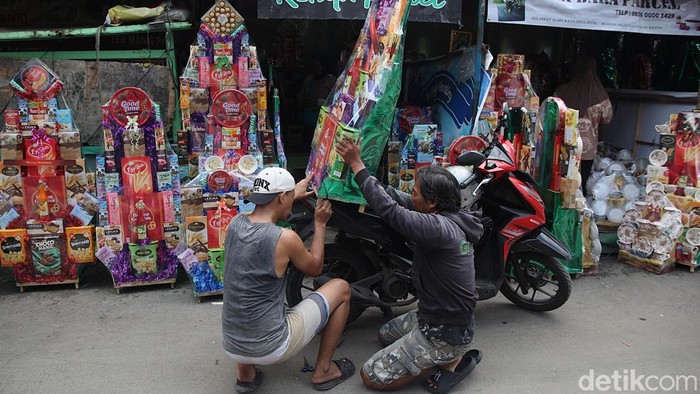 Menjelang perayaan Natal dan Tahun Baru 2025, penjualan parsel dan hampers di kawasan Cikini, Jakarta Pusat, mengalami peningkatan signifikan. Pusat perdagangan parsel di kawasan tersebut mulai dipadati pembeli yang mencari bingkisan untuk keluarga, kerabat, maupun relasi bisnis, Senin (22/12/2025).