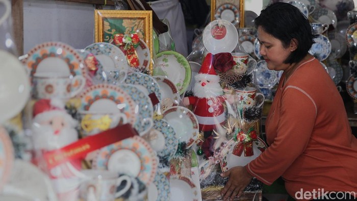 Menjelang perayaan Natal dan Tahun Baru 2025, penjualan parsel dan hampers di kawasan Cikini, Jakarta Pusat, mengalami peningkatan signifikan. Pusat perdagangan parsel di kawasan tersebut mulai dipadati pembeli yang mencari bingkisan untuk keluarga, kerabat, maupun relasi bisnis, Senin (22/12/2025).