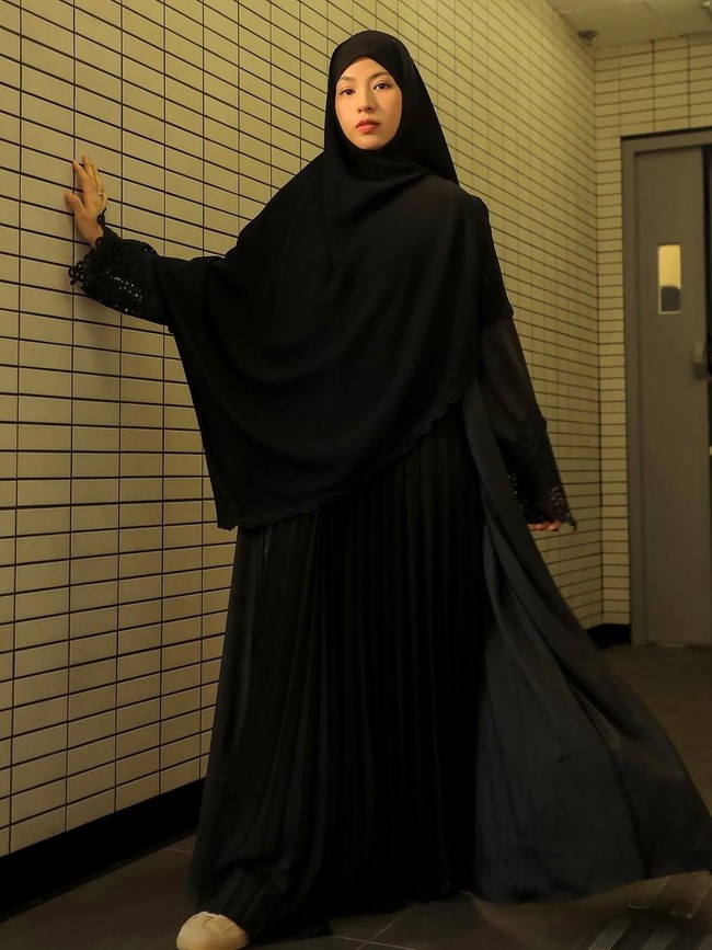 Hijrah Bawa Rezeki! 10 Artis Ini Kini Punya Brand Hijab