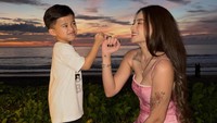 Nathalie Holscher masih mau fokus berkarier di dunia DJ dan jadi ibu untuk Adzam, anaknya dari pernikahan dengan Sule. (Foto: dok Instagram nathalieholscher)