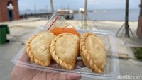 Selain makanan berat, bisa mencoba jajanan ringan khas Makassar. Berupa jalangkote, yang mirip seperti pastel tapi kulitnya lebih tipis dan renyah. Dimakan bersama saus cair seperti cuka asam pedas. Foto: Detikcom / Atiqa Rana