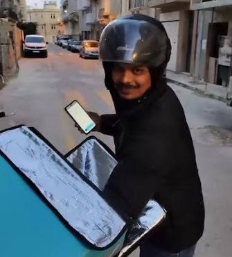 Haru! Pengantar Makanan Ini Dapat Uang Tip Setara Biaya Sewa Rumah