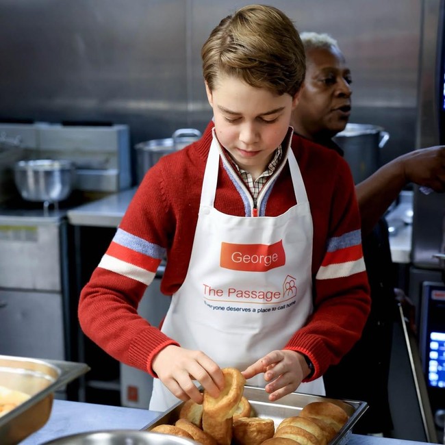 Momen Pangeran George Turun ke Dapur, Siapkan Makanan untuk Tunawisma