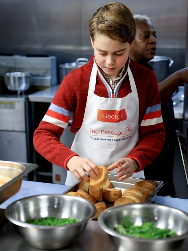 Momen Pangeran George Turun ke Dapur, Siapkan Makanan untuk Tunawisma
