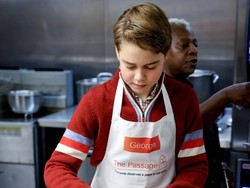 Momen Pangeran George Turun ke Dapur, Siapkan Makanan untuk Tunawisma