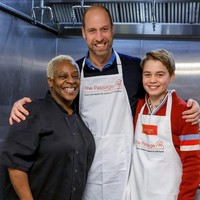 Momen istimewa terjadi ketika George menandatangani buku tamu di halaman yang sama dengan tanda tangan Putri Diana dan Pangeran William lebih dari tiga dekade lalu. Menyadari hal itu, sang pangeran kecil tampak terkesima. “Wow. Oke,” ucapnya spontan yang kaget sekaligus kagum.  Foto: dok. Instagram @princeandprincessofwales