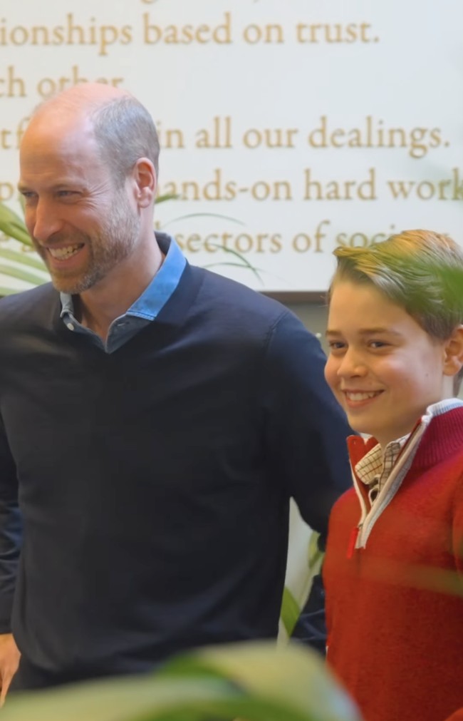 Mengikuti teladan sang ayah, George juga membantu relawan menyiapkan paket perawatan bagi mereka yang tak dapat hadir dalam jamuan makan. Paket tersebut berisi sekitar 30 kebutuhan dasar, mulai dari voucher makanan, perlengkapan mandi, kaus kaki, hingga camilan. Foto: dok. Instagram @princeandprincessofwales