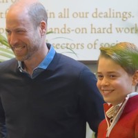 Mengikuti teladan sang ayah, George juga membantu relawan menyiapkan paket perawatan bagi mereka yang tak dapat hadir dalam jamuan makan. Paket tersebut berisi sekitar 30 kebutuhan dasar, mulai dari voucher makanan, perlengkapan mandi, kaus kaki, hingga camilan. Foto: dok. Instagram @princeandprincessofwales