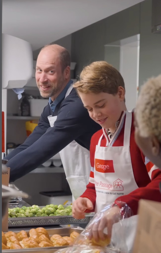 Kunjungan ini menjadi pengalaman pertama Pangeran George di The Passage. Tempat ini bukan sekadar dapur amal, melainkan lokasi bersejarah yang pernah dikunjungi Pangeran William bersama mendiang ibunya, Putri Diana, pada 1993. Foto: dok. Instagram @princeandprincessofwales