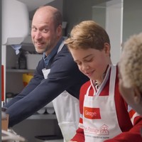 Kunjungan ini menjadi pengalaman pertama Pangeran George di The Passage. Tempat ini bukan sekadar dapur amal, melainkan lokasi bersejarah yang pernah dikunjungi Pangeran William bersama mendiang ibunya, Putri Diana, pada 1993. Foto: dok. Instagram @princeandprincessofwales