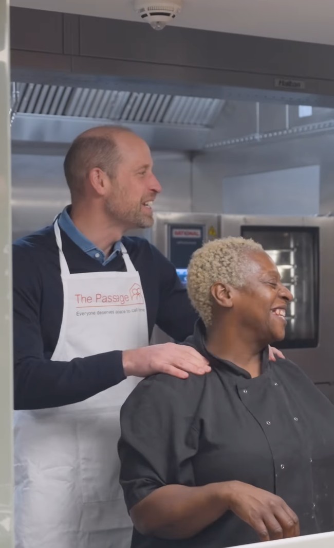 Tak ketinggalan, Pangeran William sempat mencairkan suasana dengan bercanda bersama kepala koki The Passage, Claudette, bahkan memberikan pijatan ringan sebagai penyemangat di tengah kesibukan dapur Natal. Foto: dok. Instagram @princeandprincessofwales