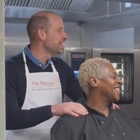 Tak ketinggalan, Pangeran William sempat mencairkan suasana dengan bercanda bersama kepala koki The Passage, Claudette, bahkan memberikan pijatan ringan sebagai penyemangat di tengah kesibukan dapur Natal. Foto: dok. Instagram @princeandprincessofwales