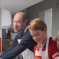  Di dapur, suasana semakin cair dan akrab. Pangeran William terlihat sibuk menyiapkan sayuran, sementara George membantu membuat Yorkshire pudding dengan penuh semangat. Foto: dok. Instagram @princeandprincessofwales