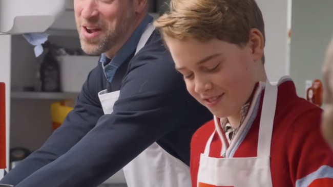  Di dapur, suasana semakin cair dan akrab. Pangeran William terlihat sibuk menyiapkan sayuran, sementara George membantu membuat Yorkshire pudding dengan penuh semangat. Foto: dok. Instagram @princeandprincessofwales