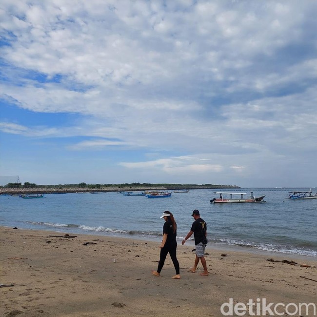 Foto Pagi di Pantai Jerman yang Berada di Bali