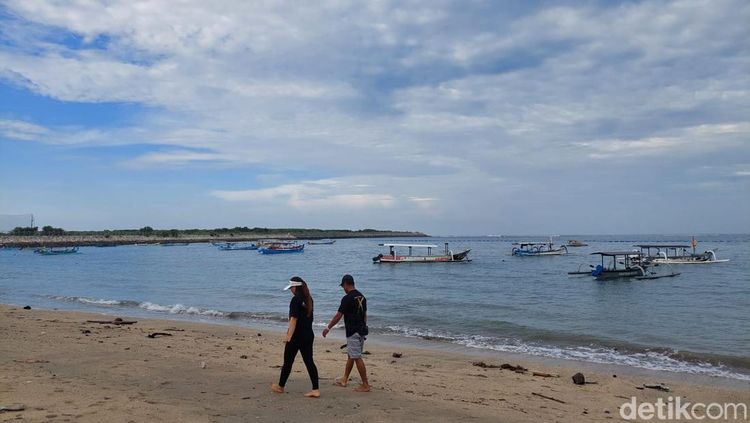 Foto Pagi di Pantai Jerman yang Berada di Bali