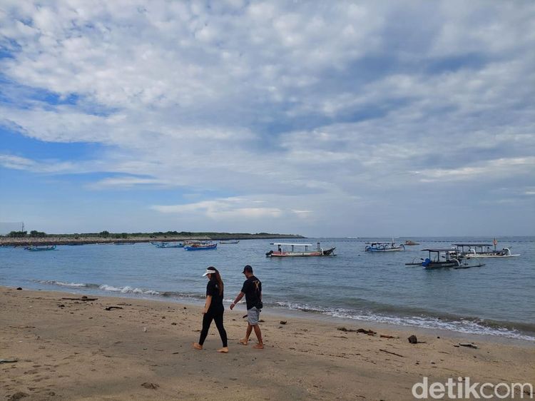Foto Pagi di Pantai Jerman yang Berada di Bali