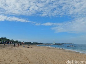 Video: Rileks dengan Suasana Hamparan Pasir Putih di Pantai Segara Samuh