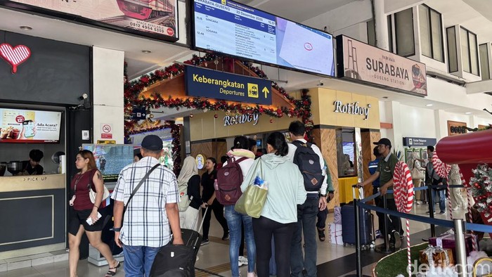 Pantauan kepadatan penumpang di Stasiun Surabaya Gubeng pada h-3 Natal 2025.