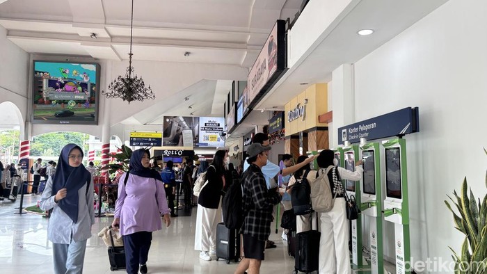 Lonjakan Penumpang Terjadi di Stasiun Gubeng Surabaya H-3 Natal