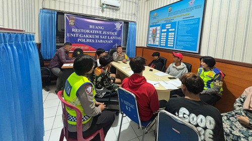 Para pelaku penyulut kembang api di Jalan Pahlawan, Tabanan, melakukan klarifikasi di Polres Tabanan, Minggu (21/12/2025) malam. (Istimewa)