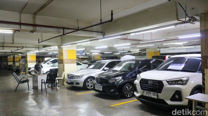 Deretan mobil bekas terparkir di salah satu showroom kawasan Blok M, Jakarta, Senin (22/12/2025). Aktivitas penjualan terpantau belum ramai menjelang libur Nataru.