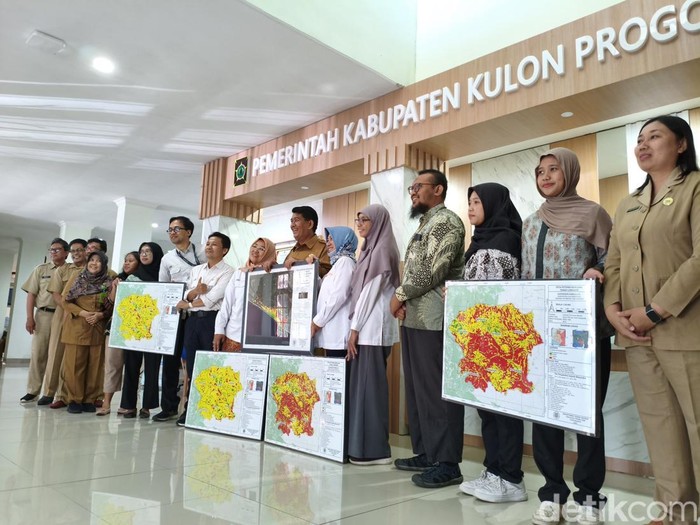 Tim peneliti dari Departemen Teknik Geodesi UGM saat menyerahkan peta strategis kepada Pemkab Kulon Progo, di Kompleks Pemkab Kulon Progo, Senin (22/12/2025).