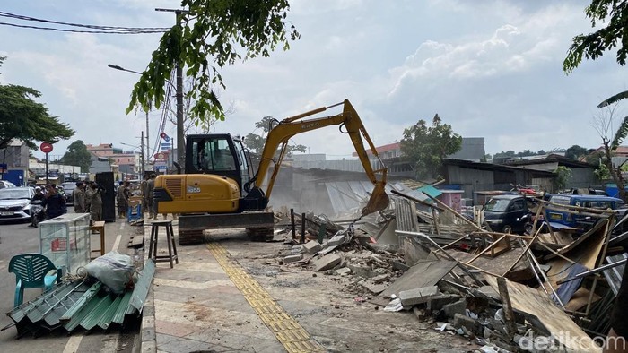 38 Bangunan Liar Sepanjang Jalan Akses UI Depok Dibongkar