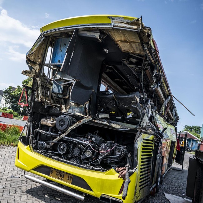 Penampakan Bus Ringsek Usai Kecelakaan yang Tewaskan 16 Penumpang di Tol Muktiharjo