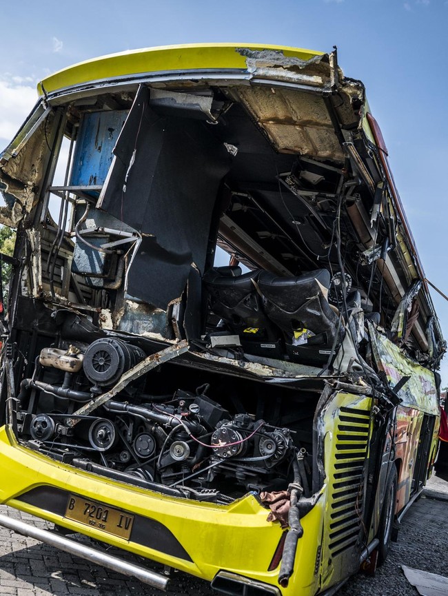 Penampakan Bus Ringsek Usai Kecelakaan yang Tewaskan 16 Penumpang di Tol Muktiharjo