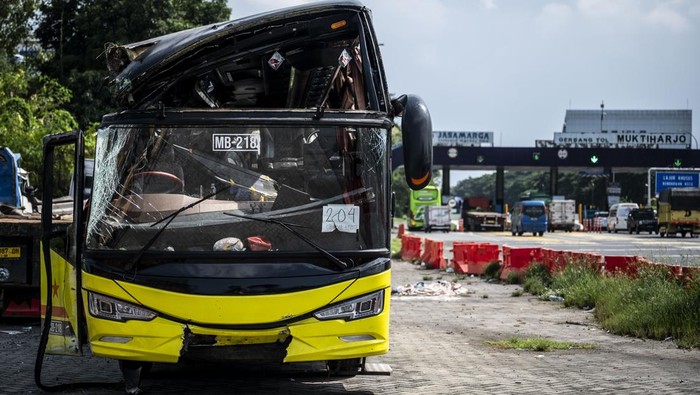 Kondisi bangkai bus PO Cahaya Trans bernomor polisi B 7201 IV pascakecelakaan terparkir di kawasan Gerbang Tol Muktiharjo, Semarang, Jawa Tengah, Senin (22/12/2025). Berdasarkan data posko gabungan Natal 2025 dan Tahun Baru 2026 mencatat 16 penumpang meninggal dunia dan 18 penumpang lainnya mengalami luka-luka imbas kecelakaan tunggal bus PO Cahaya Trans rute Jatiasih–Yogyakarta tersebut pada Senin (22/12) dini hari. ANTARA FOTO/Aprillio Akbar/foc.
